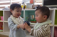 コーヒーカップを持つ男の子