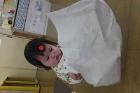 大きな紙を見ている赤ちゃん