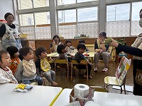 話を聞いている子ども達