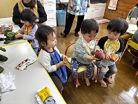 野菜を触っている子ども達