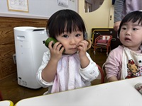 野菜を触っている女の子