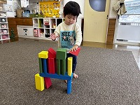 積み木遊び男の子