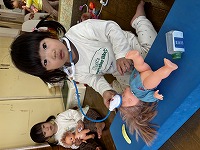 お人形遊びの女の子