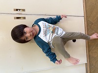 笑顔でポーズをとっている子ども
