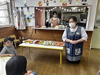 おやつの説明をしている先生