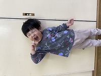笑顔でポーズをとっている子ども