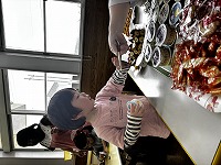 おやつを選んでいる子ども