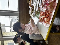 おやつを選んでいる子ども