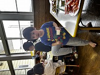 おやつを選んでもっている子ども