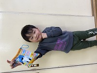 笑顔でポーズをとっている子ども