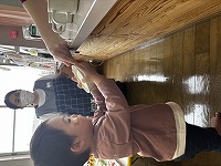 おやつをもらっている子ども