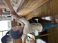 おやつをもらっている子ども