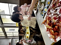 おやつを選んでいる子ども