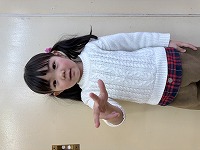 笑顔でポーズをとっている子ども