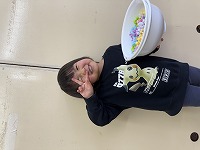 笑顔でポーズをとっている子ども