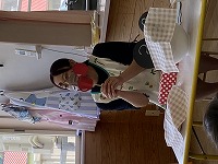 イラストを見せる栄養士