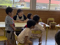 お話を聞くひまわり組