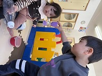 ちゅうりっぷ組の子どもと遊んでいるひまわり組の子ども