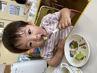 おやつ時で出したキウイを食べている男の子