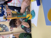 ジェル粘土で遊んでいる女の子
