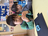 ジェル粘土で遊んでいる男の子