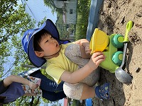 砂遊びをしている