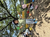 砂遊びをしている男の子