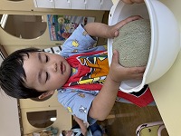 メロンを持とうとする男の子