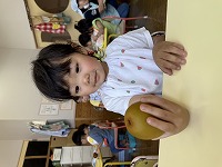 キウイを触っている女の子