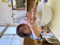 メロンを持とうとする男の子