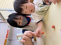 さくらんぼを触っている男の子