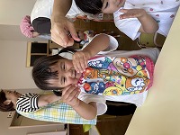 果物を触っている女の子