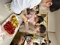 おやつを選んでいる子ども