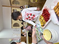 おやつを選んでいる子ども