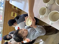 おやつをもらっている子ども