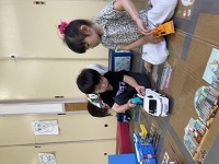 大きな車で遊ぶ男の子と女の子
