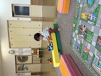 大きな車で遊んでいる男の子