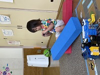 ミニカーで遊んでいる女の子