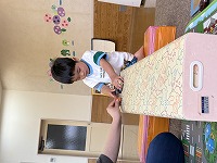 ミニカーで遊ぶ男の子