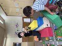 働く車で遊んでいる男の子達