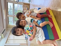 積み木に乗っている子ども達