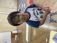 顔にシールを貼っている男の子