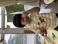 顔にシールを貼っている男の子