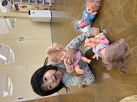 お人形で遊んでいる子ども