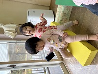 積み木で遊んでいる子ども達
