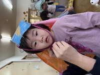 お面を被っている子ども