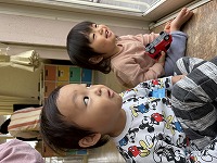 外を見ている子ども達