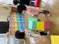 積み木で遊んでいる子ども