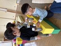 ジュース屋ごっこをしている子ども