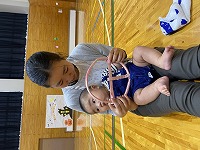 バスに乗ってのてリズム遊びを楽しんでいる